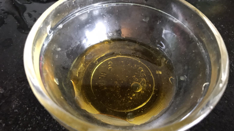 烤韭菜,备一小碗,放入食用油