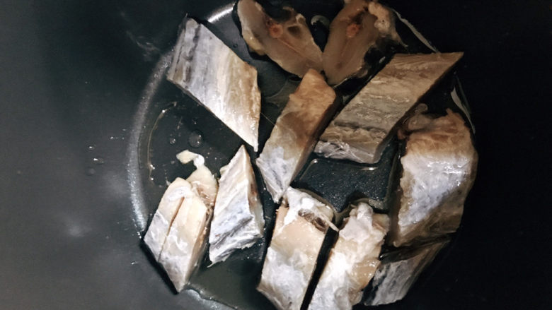 白菜煲,锅底放油,铺上咸鱼