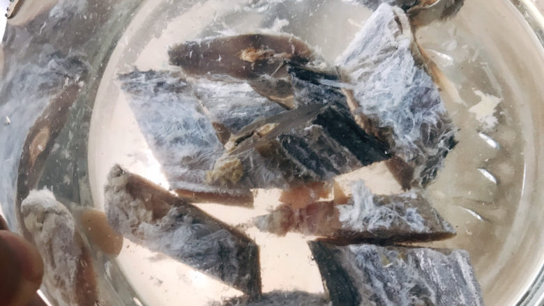 白菜煲,用清水泡4~5小时,中间换水两次