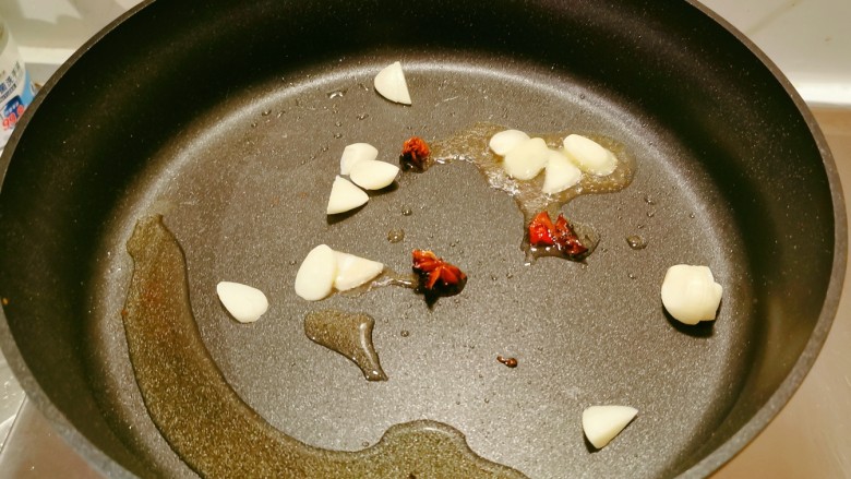 娃娃菜炒木耳,锅中加入食用油加热,放入<a style='color:red;display:inline-block;' href='/shicai/ 695'>八角</a>炒出香味,蒜切片放入锅中翻炒。