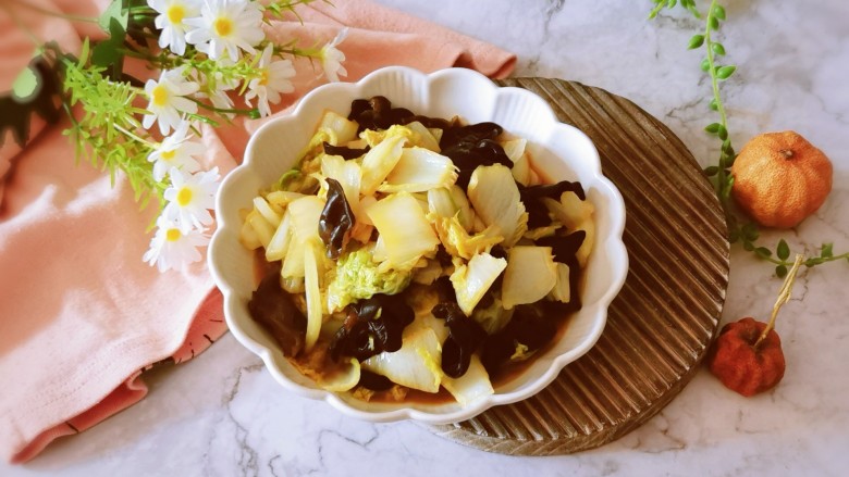 娃娃菜炒木耳,装盘食用。