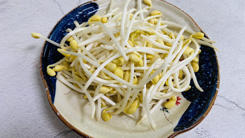 干煸黄豆芽,<a style='color:red;display:inline-block;' href='/shicai/ 2692'>黄豆芽</a>掐掉根部,清洗干净沥干水分装盘备用