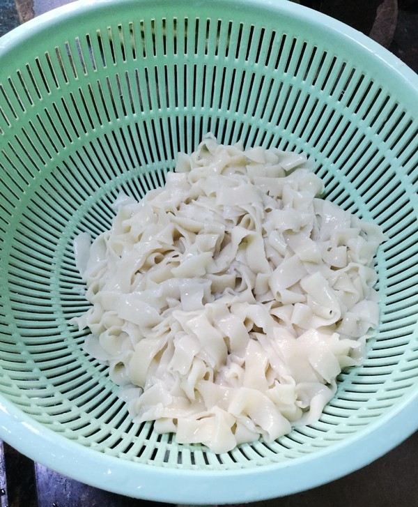 黄瓜拌面,捞出过冷河，沥干水分