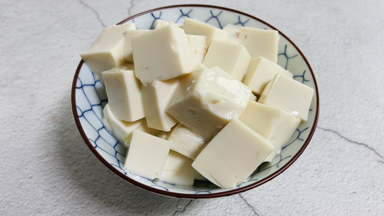 海带豆腐汤,<a style='color:red;display:inline-block;' href='/shicai/ 474'>内酯豆腐</a>清洗一下,切小块