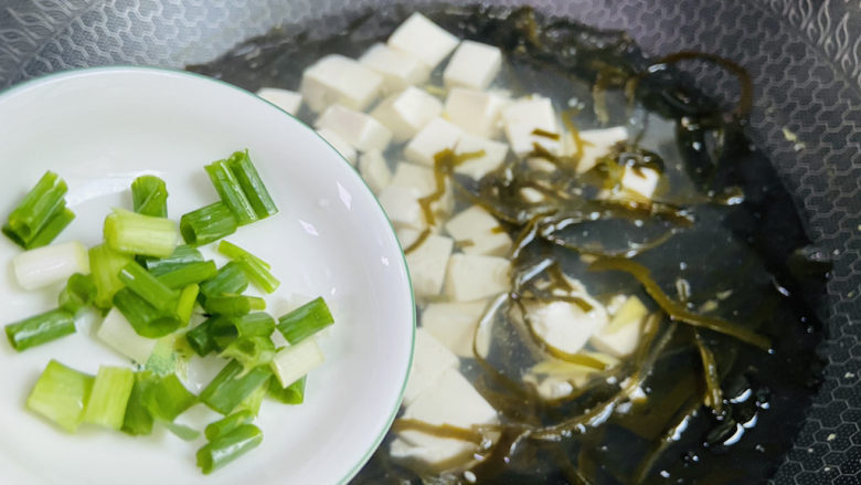 海带豆腐汤,放入葱花