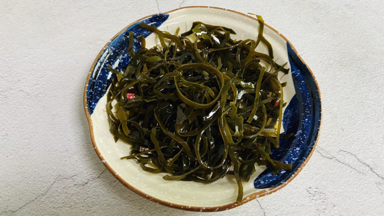 海带豆腐汤,<a style='color:red;display:inline-block;' href='/shicai/ 277'>海带</a>丝洗净沥干水分备用