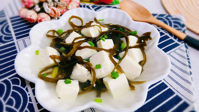 海带豆腐汤,海带豆腐汤味道鲜美,营养成分丰富!