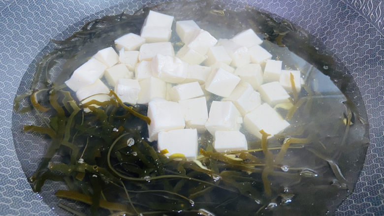 海带豆腐汤,中火煮五分钟