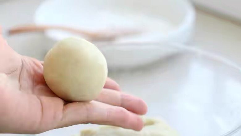 芝麻红薯饼,取适量的面团用两只手滚圆,我一共分了六个小面团。