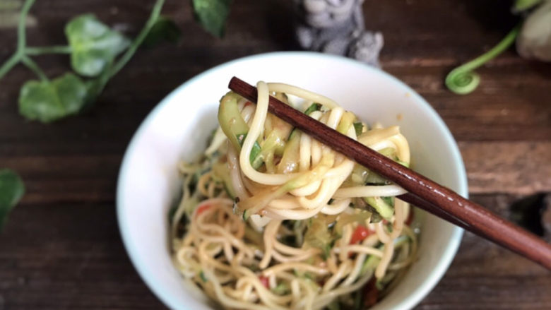 黄瓜拌面,拌匀即食