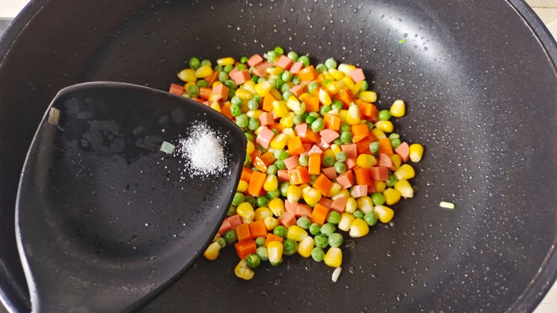 彩蔬火腿丁,加入适量盐调味即可