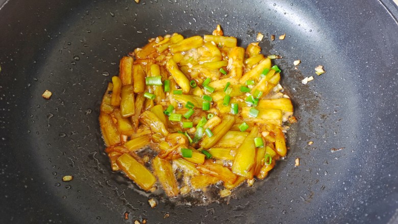 蒜香茄条,撒些葱花装饰即可。一道下饭菜！