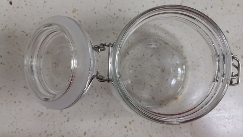 柠檬蜂蜜水,提前准备好容器,用开水烫一遍消毒,然后晾干