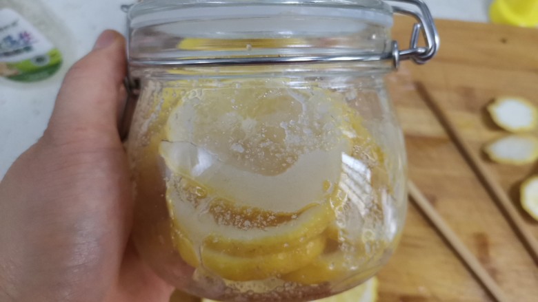 柠檬蜂蜜水,如此重复操作,直至柠檬片装满罐子,密封起来