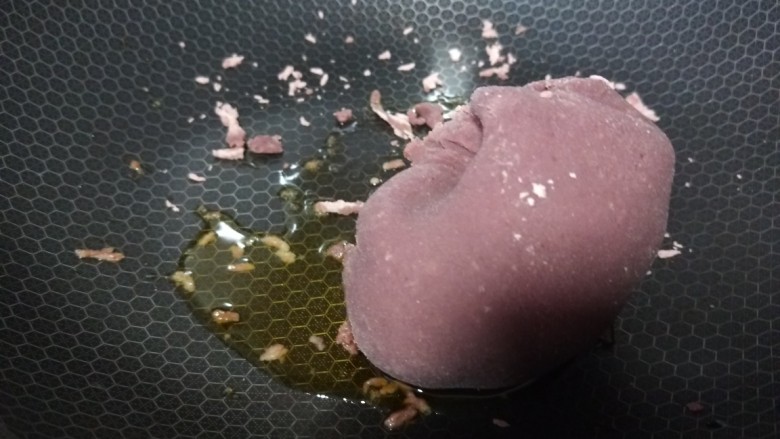 芝麻红薯饼,挤成这样即可,然后锅中倒入少许油