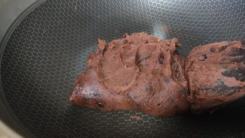 芝麻红薯饼,开小火,用铲子不停的将红豆泥翻拌均匀