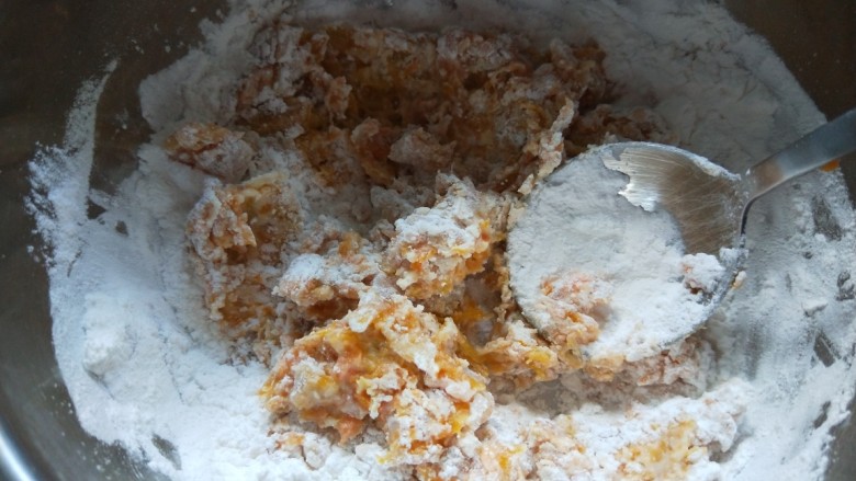 芝麻红薯饼,搅拌均匀