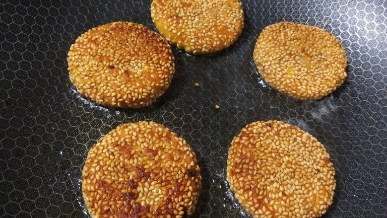 芝麻红薯饼,煎至一面金黄再煎另一面,待两面金黄即可捞出