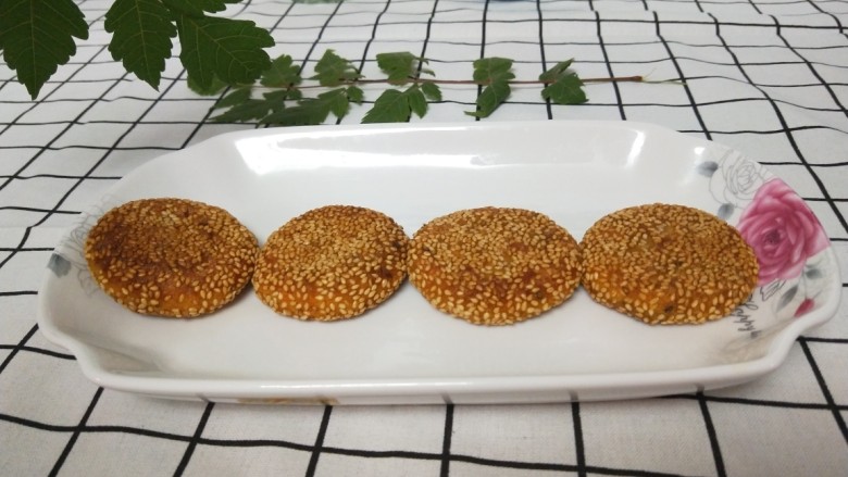 芝麻红薯饼,出锅就可以享用啦,外皮酥脆,里面软糯,一口下去满嘴的芝麻香和红薯豆沙的香甜在嘴里回味无穷。