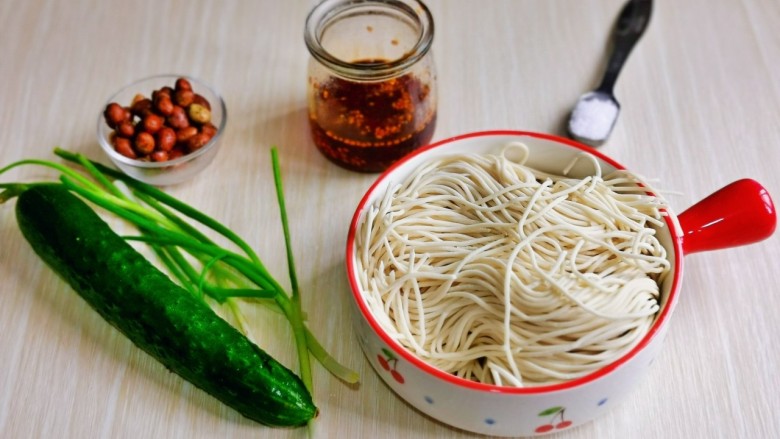黄瓜拌面,准备食材,量可以根据胃口增减。