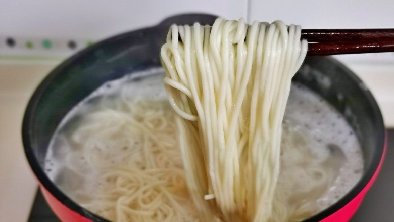 黄瓜拌面,可以多次淋入少许冷水,这样煮出来的面条口感特别好。