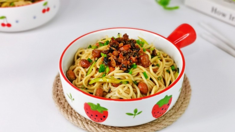 黄瓜拌面,装入小碗中,盛上一勺干贝<a style='color:red;display:inline-block;' href='/shicai/ 5035'>辣酱</a>。