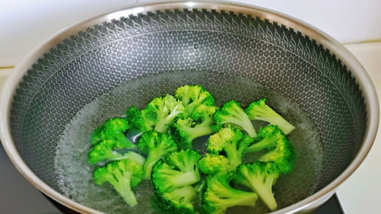 上汤西兰花,西蓝花焯水,锅中水烧开,下西蓝花大火烧开,捞出过凉水。