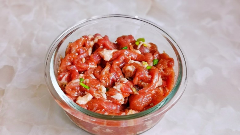 小白菜肉丝面,加入切好的葱花抓拌均匀,腌制10分钟。