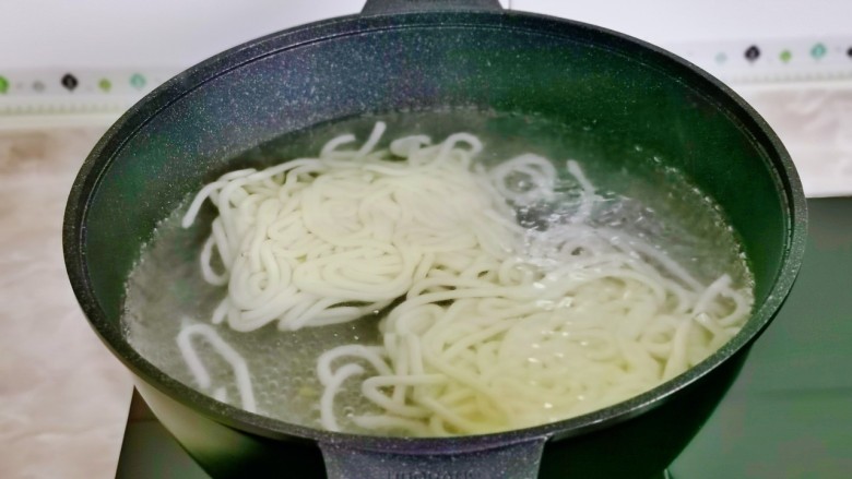 小白菜肉丝面,锅中加入水烧开,加入盐再下面。
