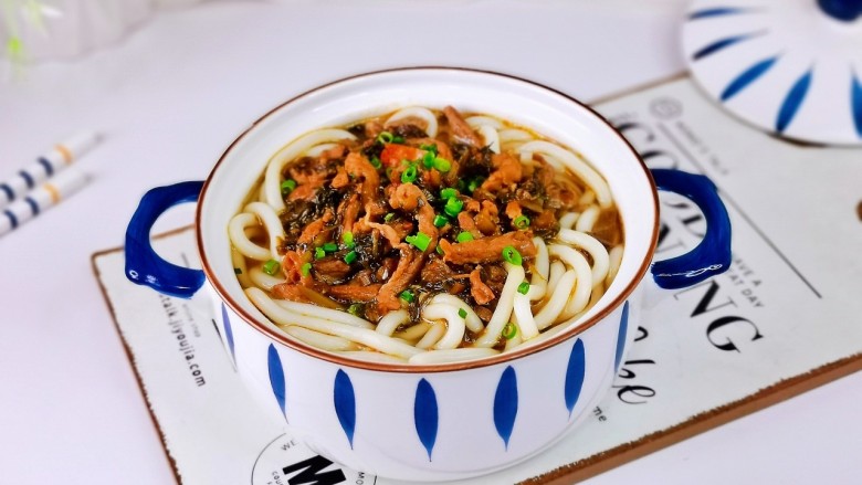 小白菜肉丝面,面装入碗中,加上雪菜肉丝,再淋上煮面的汤,撒上葱花就好啦。