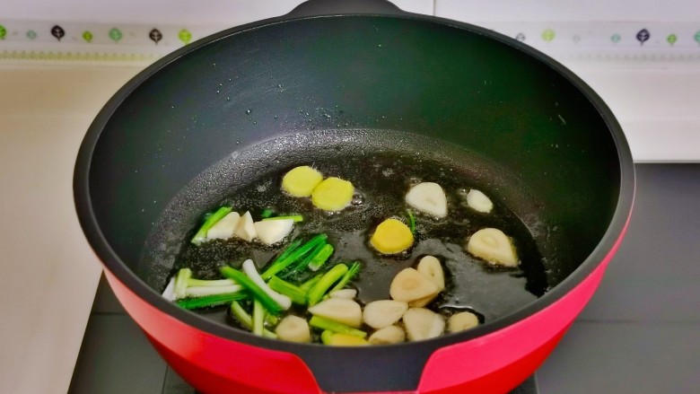 子姜焖鸭煲,起油锅,加入切好的<a style='color:red;display:inline-block;' href='/shicai/ 3250'>葱</a>姜蒜煸炒。