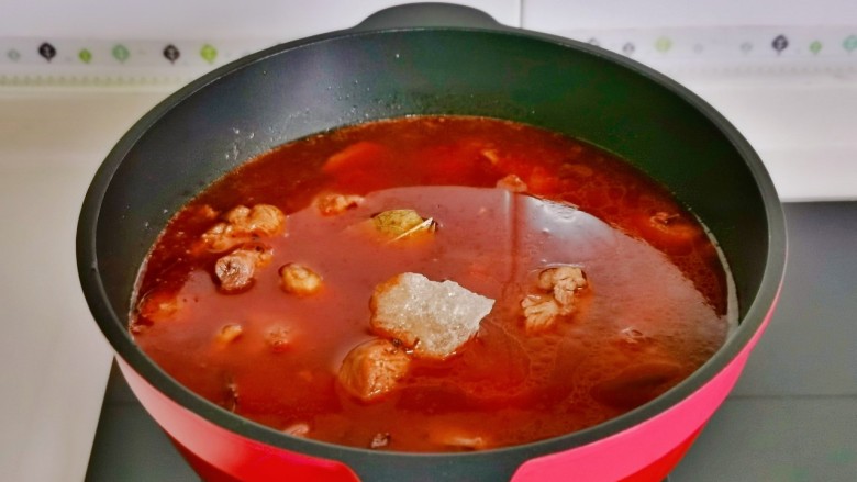 子姜焖鸭煲,加入纯净水,<a style='color:red;display:inline-block;' href='/shicai/ 866'>冰糖</a>盖上盖子将鸭腿炖烂。