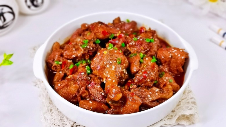 子姜焖鸭煲,盛出装盘撒上<a style='color:red;display:inline-block;' href='/shicai/ 678'>白芝麻</a>,葱花。