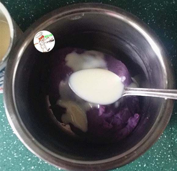奶香小面包,这时来准备馅料:取2勺<a style='color:red;display:inline-block;' href='/shicai/ 893'>炼乳</a>放至紫薯中拌匀,按8克/份,搓成小球