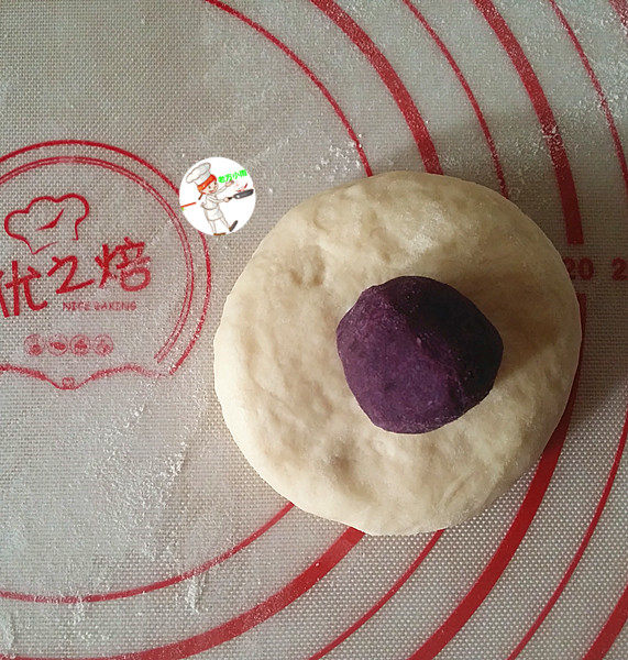 奶香小面包,取份小面团压扁,放上一个紫薯球,包圆