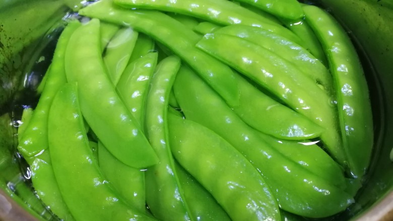荷兰豆炒鸡蛋,放入荷兰豆焯水1分钟,捞出控水备用。
