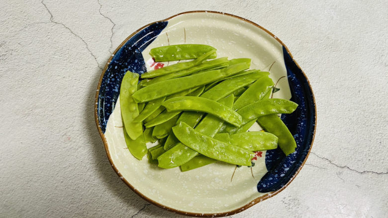 荷兰豆炒鸡蛋,<a style='color:red;display:inline-block;' href='/shicai/ 81'>荷兰豆</a>摘去老筋,清洗干净