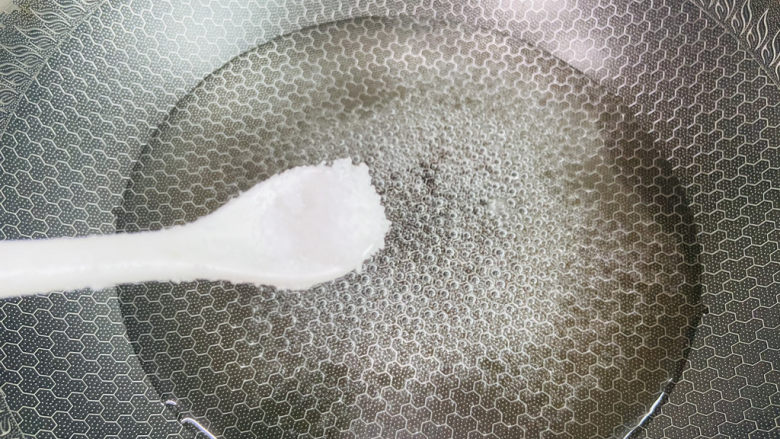 荷兰豆炒鸡蛋,锅中加入适量清水大火烧开,加入少许盐