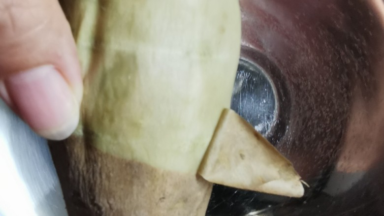 芝麻红薯饼,蒸熟去皮。