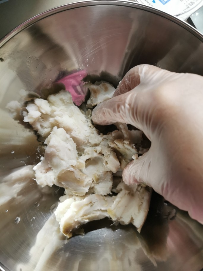 芝麻红薯饼,先打红薯压成糊。