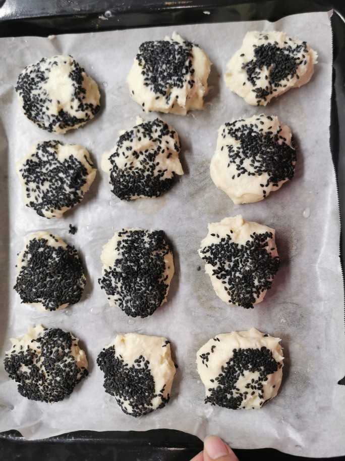 芝麻红薯饼,表面轻轻的洒满芝麻。