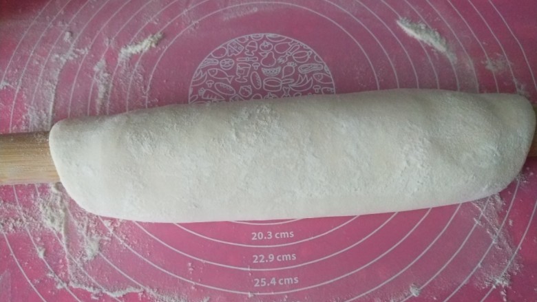 黄瓜拌面,面垫撒上面粉,防止擀面粘连