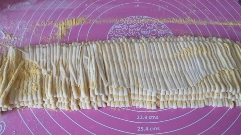 黄瓜拌面,切成细细的面条