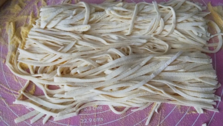 黄瓜拌面,将面条抖开