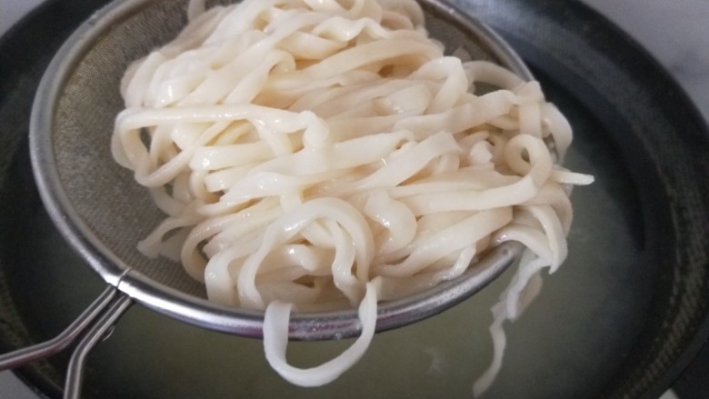 黄瓜拌面,水开下面条,煮3分钟即可,爱吃软一点的可以煮久一些