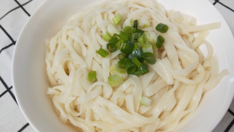 黄瓜拌面,撒一点葱花