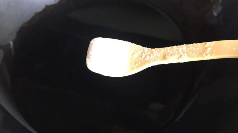 荷兰豆炒鸡蛋,锅内水烧开,加入适量食盐
