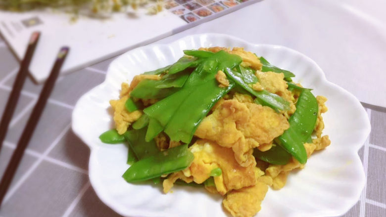 荷兰豆炒鸡蛋,成品上桌,看着很有食欲😋