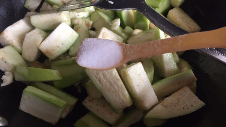 蒜香茄条,加入适量食盐炒至软