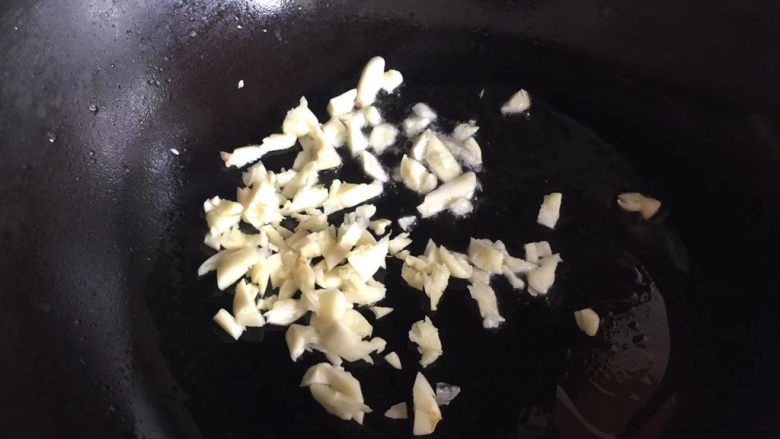 蒜香茄条,下入蒜末炒香